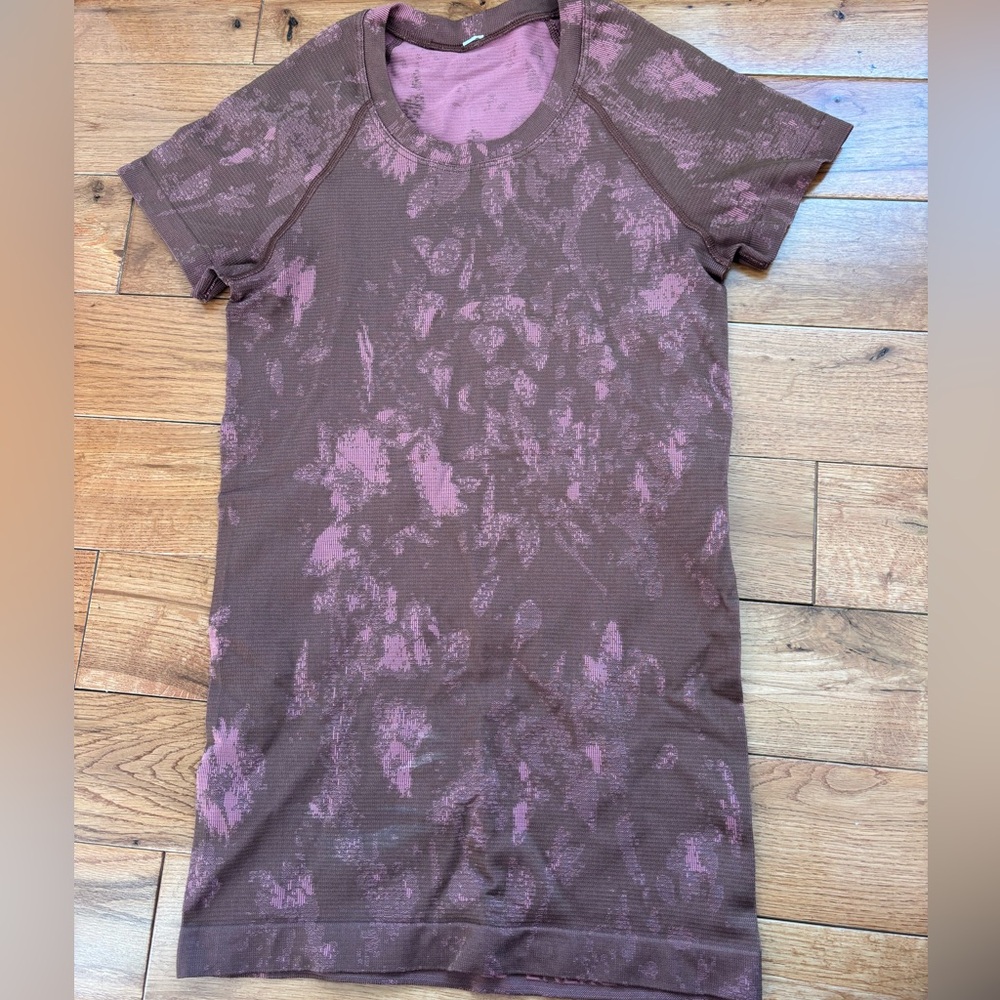 Lululemon size 2 Brown and Pink Patterned short sleeve Top